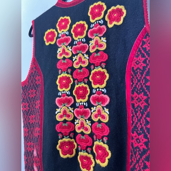 Vintage Vrikke Wool Floral Sweater Vest, Size Small - Picture 6 of 8